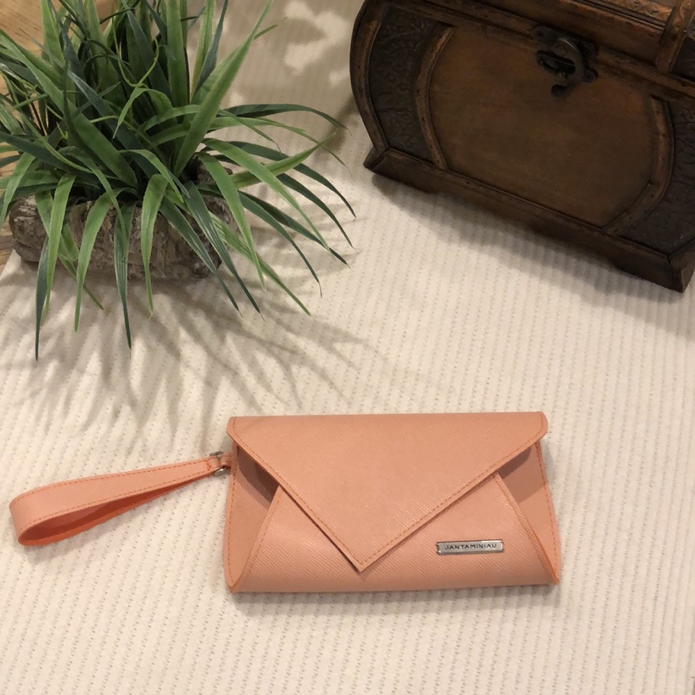 KLM JANTANIAU  Envelope wristlet